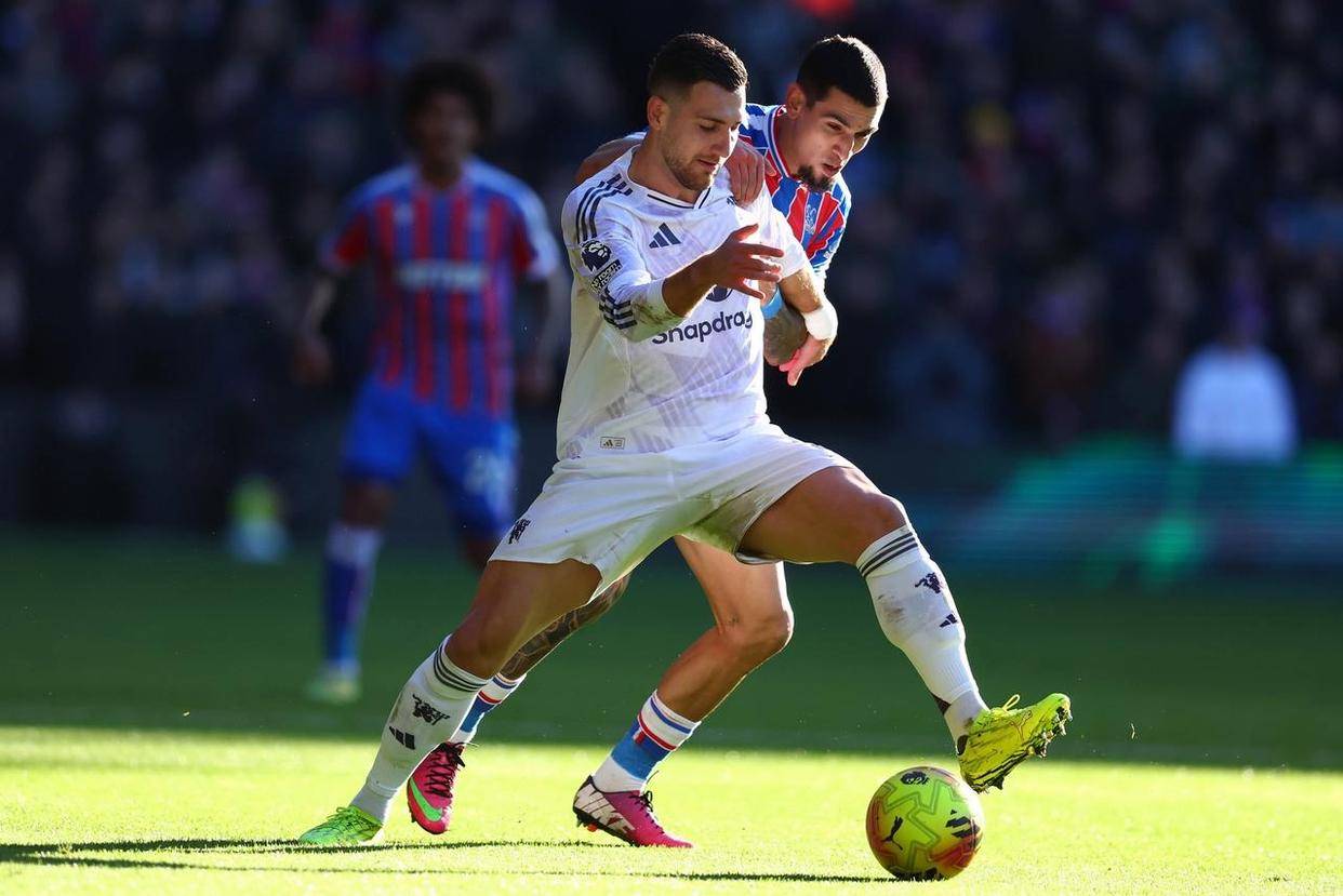 米乐在线注册关于转会期西汉姆调整名单以备中超转会期巴塞罗那调整名单以备葡超，现场解说直呼：曼联冲刺阶段强势反弹的信息